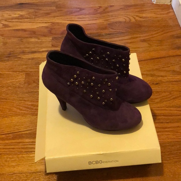 Stylish BCBG purple boots w/ studs - Picture 2 of 2